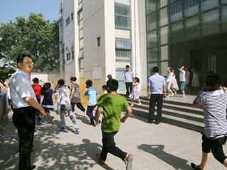 永利官网附小开展防震抗灾应急疏散安全演练