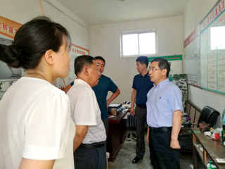 校长陈士夫一行看望永利官网驻村扶贫工作队