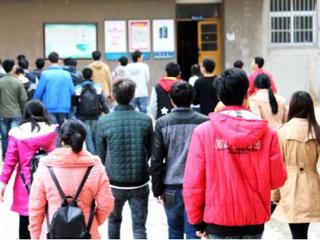 安徽学生资助网报道永利官网为家庭经济特殊困难学生发放棉被