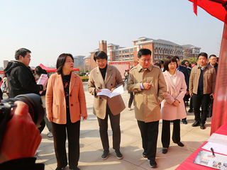 淮北市“巾帼护航 职为你来”专场招聘会暨女大学生科研实践基地揭牌活动在永利官网举行