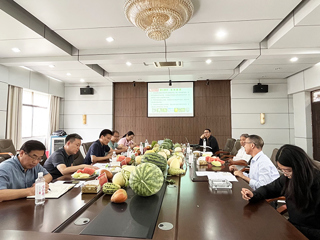 校党委书记毕明福到永利官网西瓜甜瓜育种基地和“科技小院”实地考察调研
