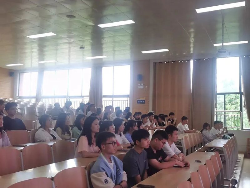 学生听讲